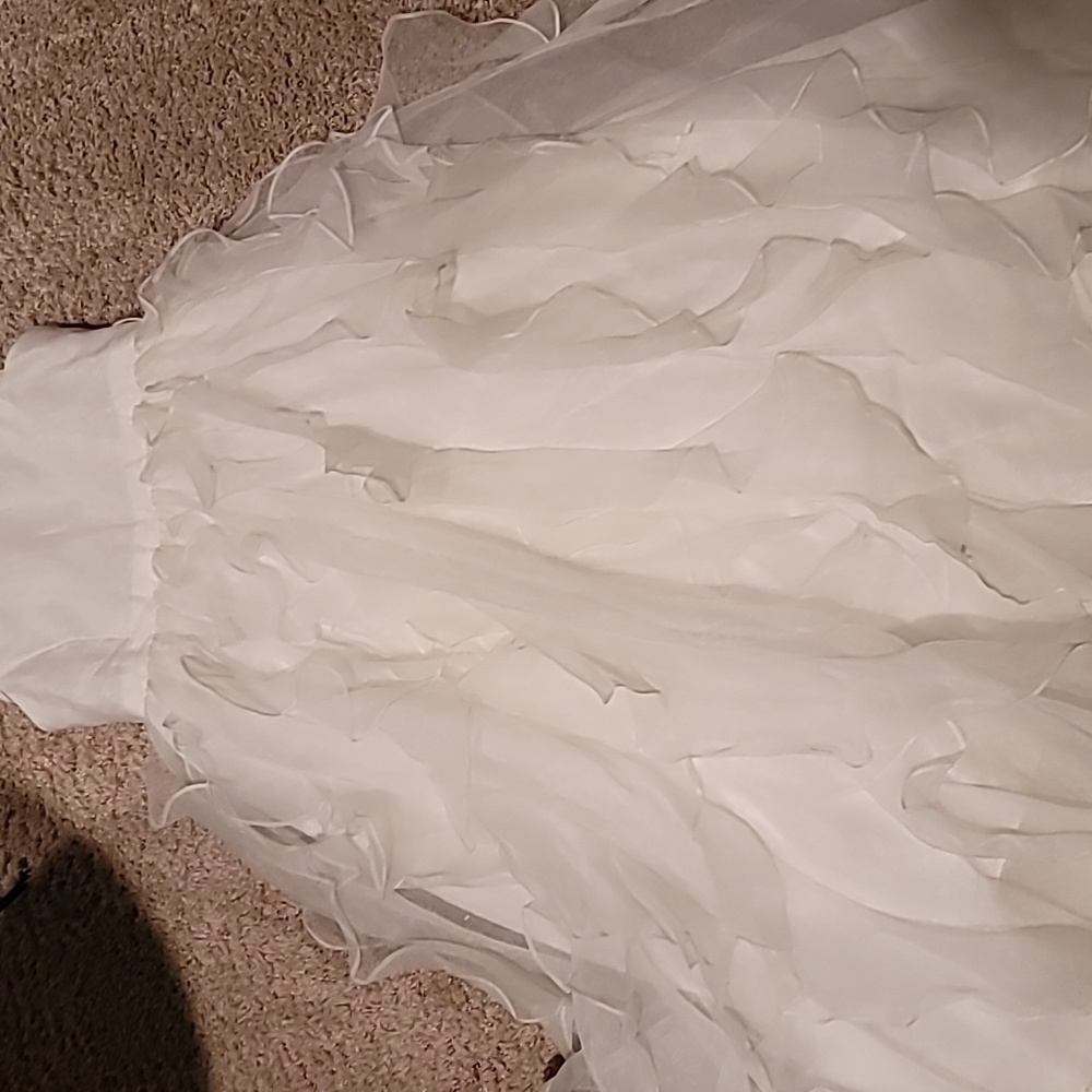 A David's Bridal white gown perfect for a wedding or special event! Size 5